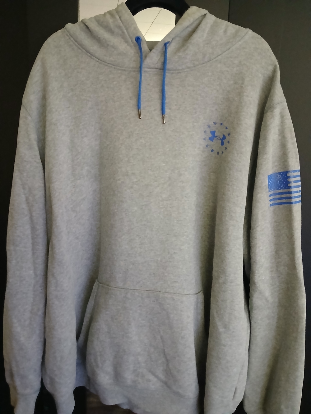 Under Armour Men's Light Gray Pullover Hoodie with Blue Accents